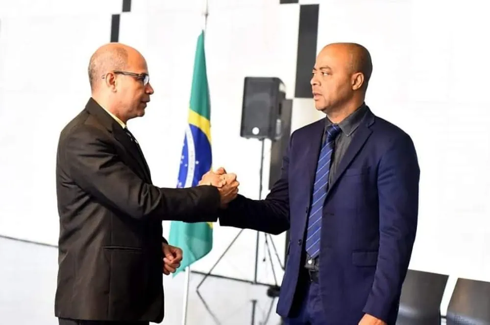 Eduardo Cabral cumprimentando um parlamentar